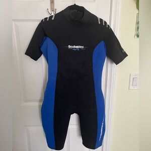 Women’s wetsuit size medium 8-10. Worn less than 5 times- with a bathing suit.